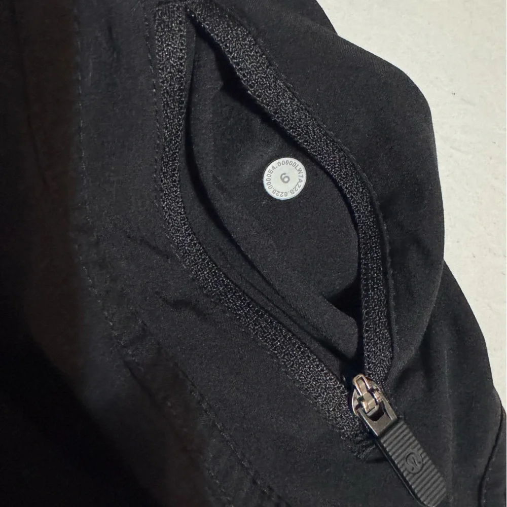 Lululemon Black Low-Rise Tracker Shorts - Picture 10 of 11